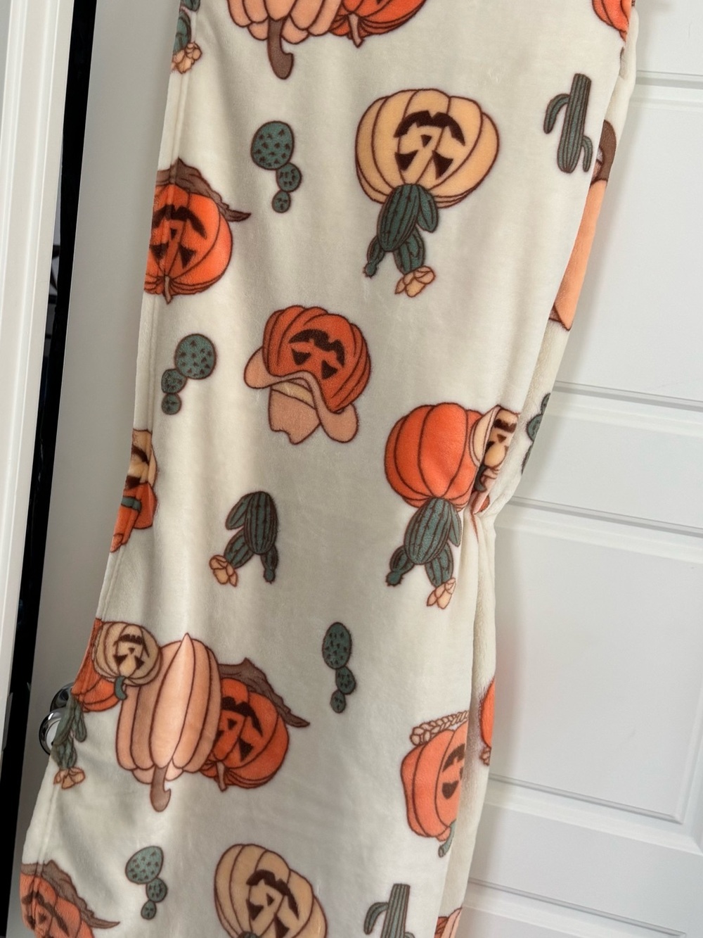 Wrangler Halloween pumpkin cactus Plush Throw blanket - Picture 2 of 3